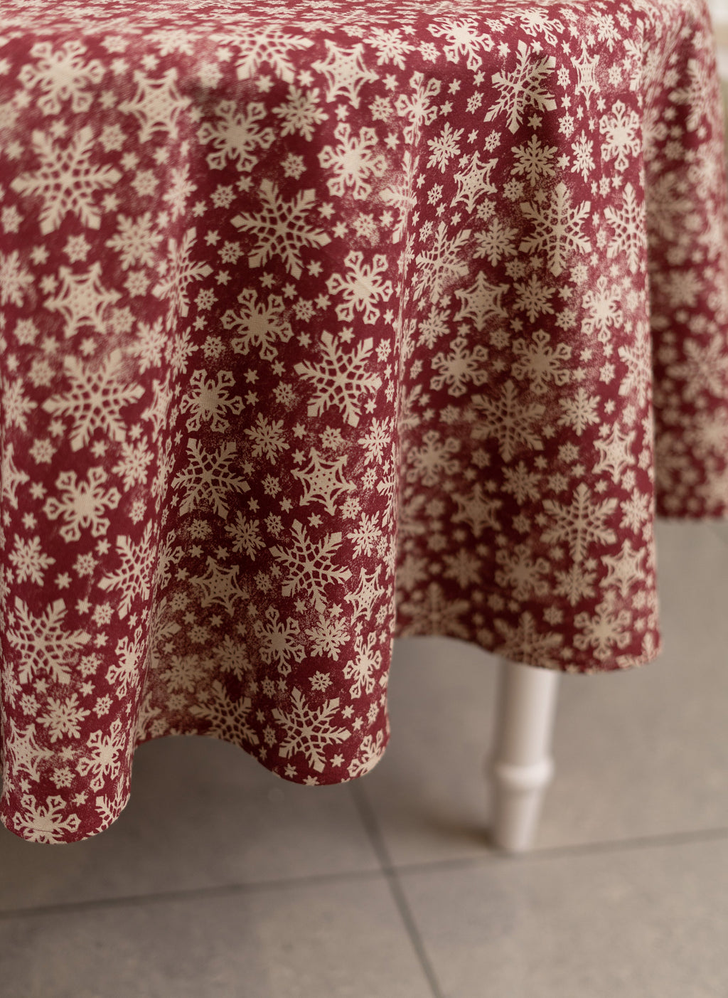 Round red Christmas motive Tablecloth with snowflake print