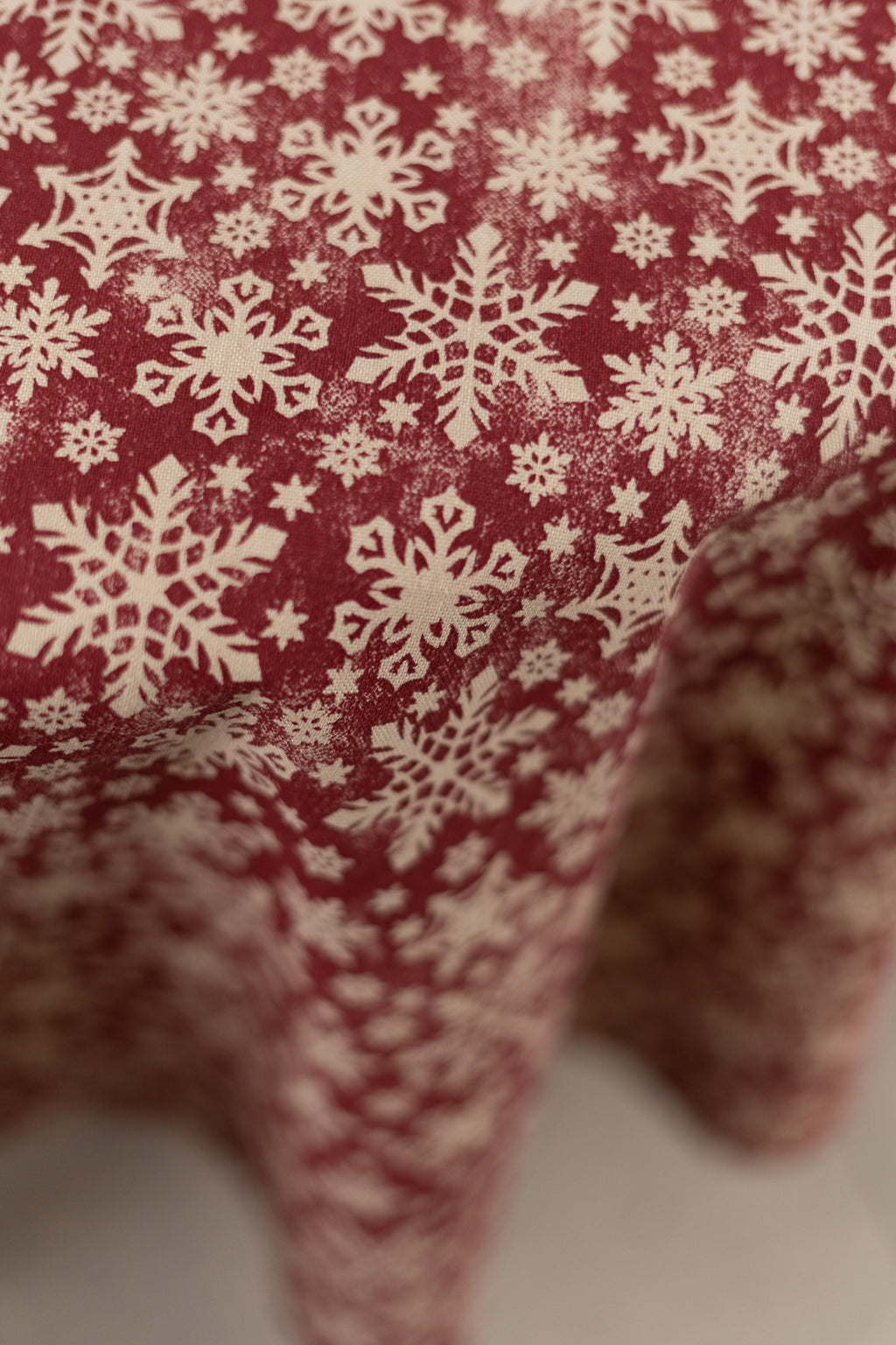 Round red Christmas motive Tablecloth with snowflake print