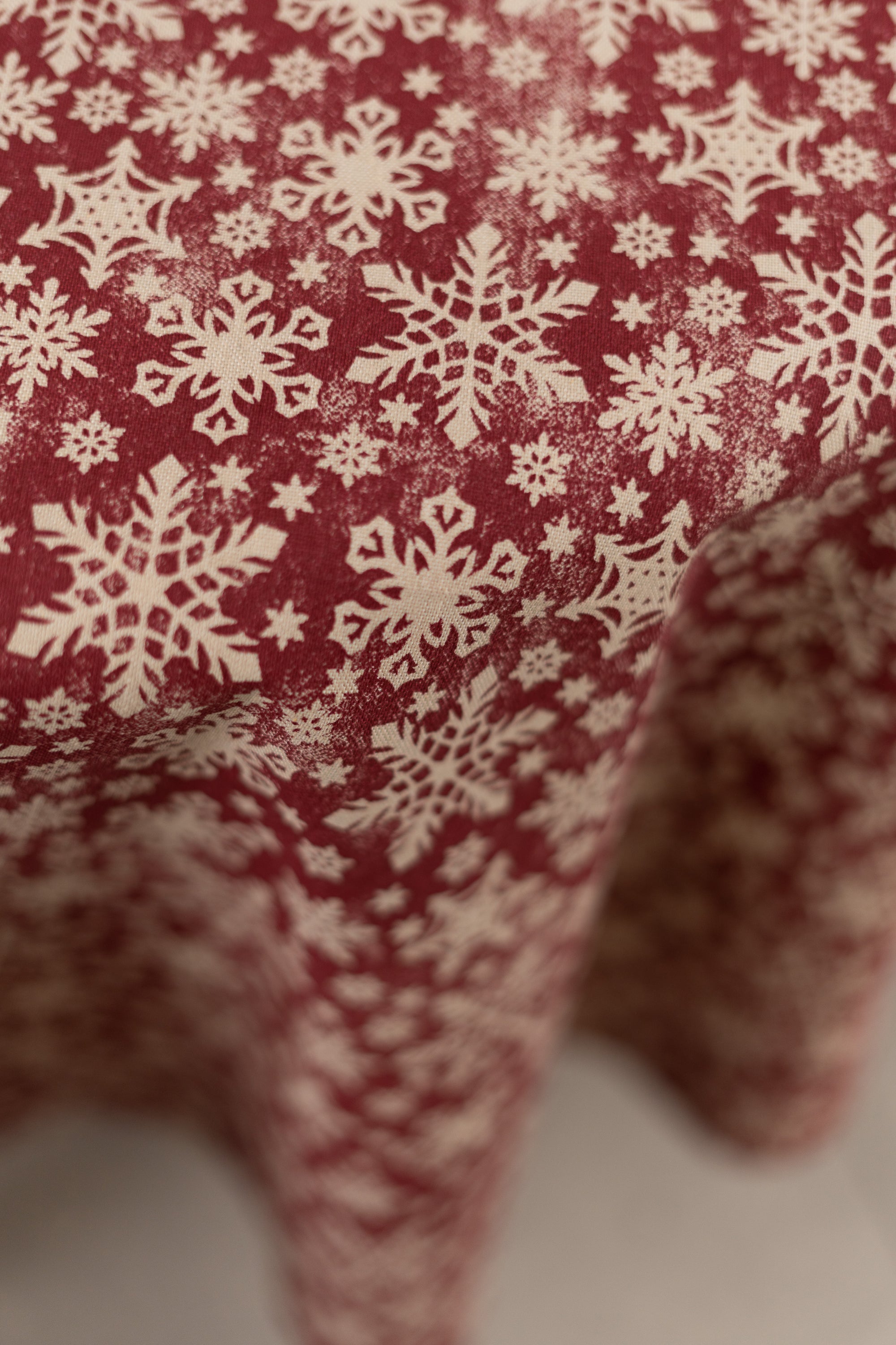 Round red Christmas motive Tablecloth with snowflake print