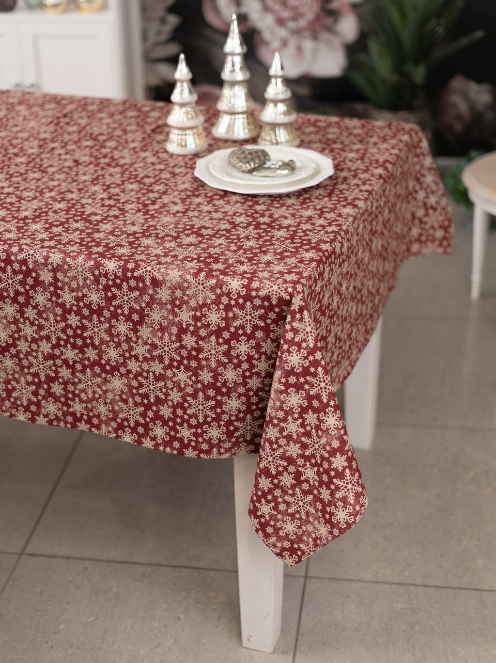 Red Christmas motive tablecloth with snowflake print