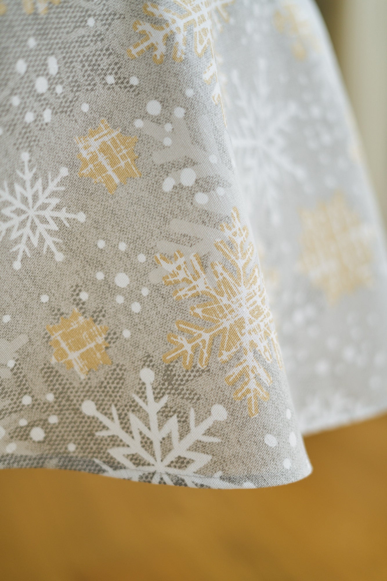 Winter motive Round Tablecloth with snowflake print, Cottom-Poly mix |