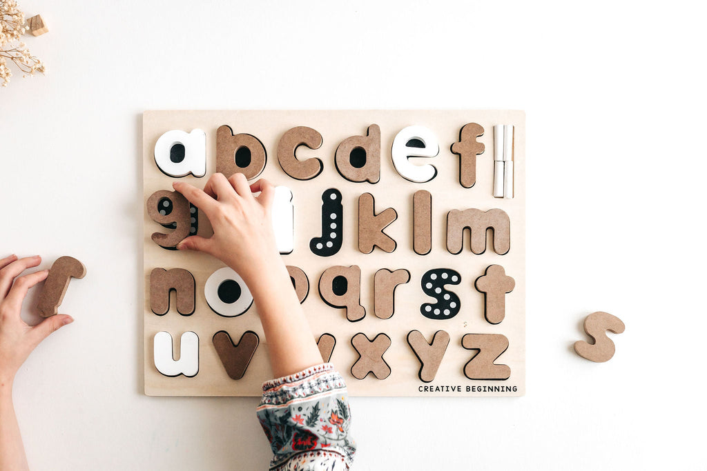 ALPHABET MINUSCULE - TABLEAU NOIR AVEC TRACEURS - Tableau d'écriture de l'alphabet minuscule | Outil d'écriture adapté aux personnes autistes | Kit d'apprentissage sensoriel des lettres (3-8 ans) 