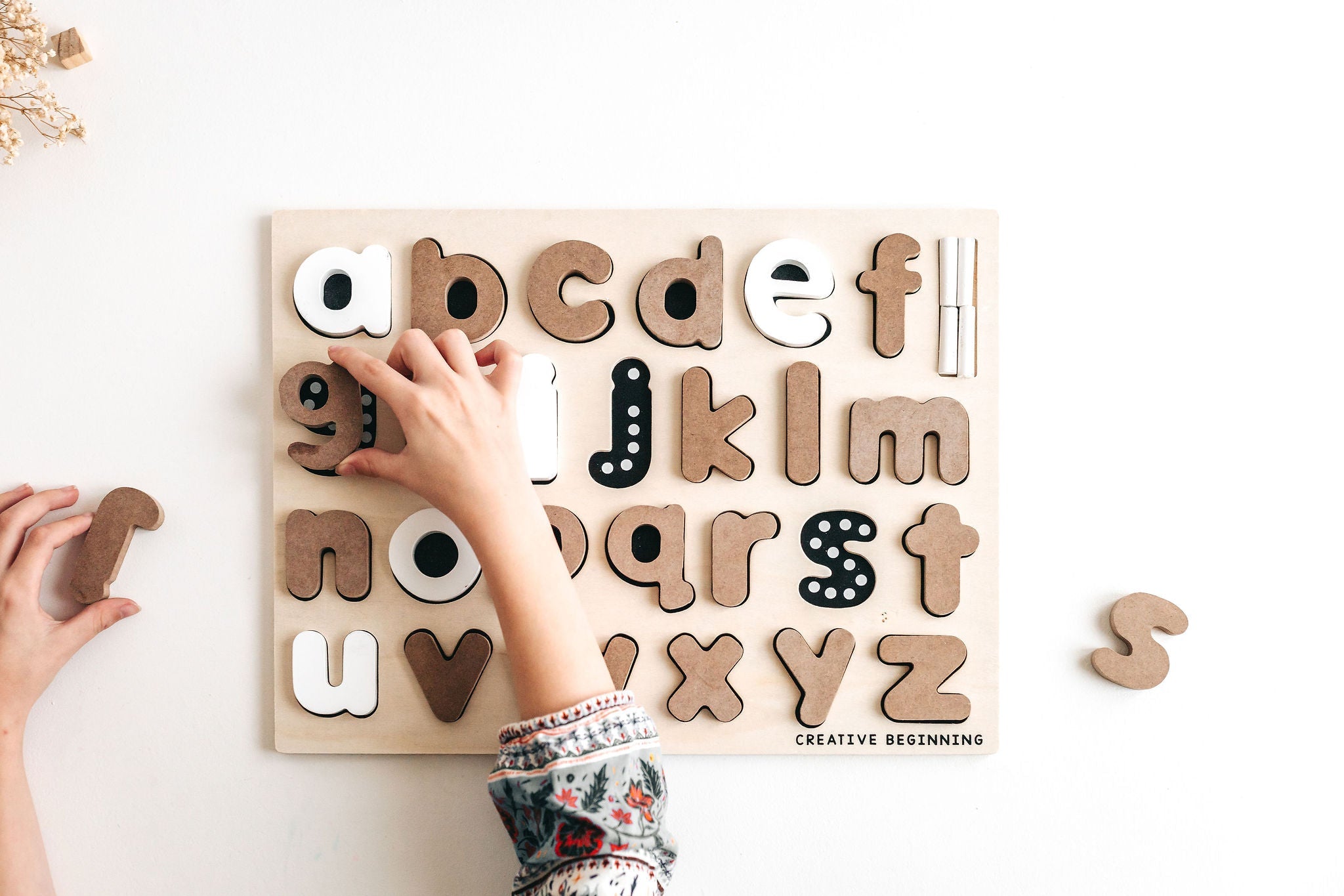 ALPHABET MINUSCULE - TABLEAU NOIR AVEC TRACEURS - Tableau d'écriture de l'alphabet minuscule | Outil d'écriture adapté aux personnes autistes | Kit d'apprentissage sensoriel des lettres (3-8 ans) 