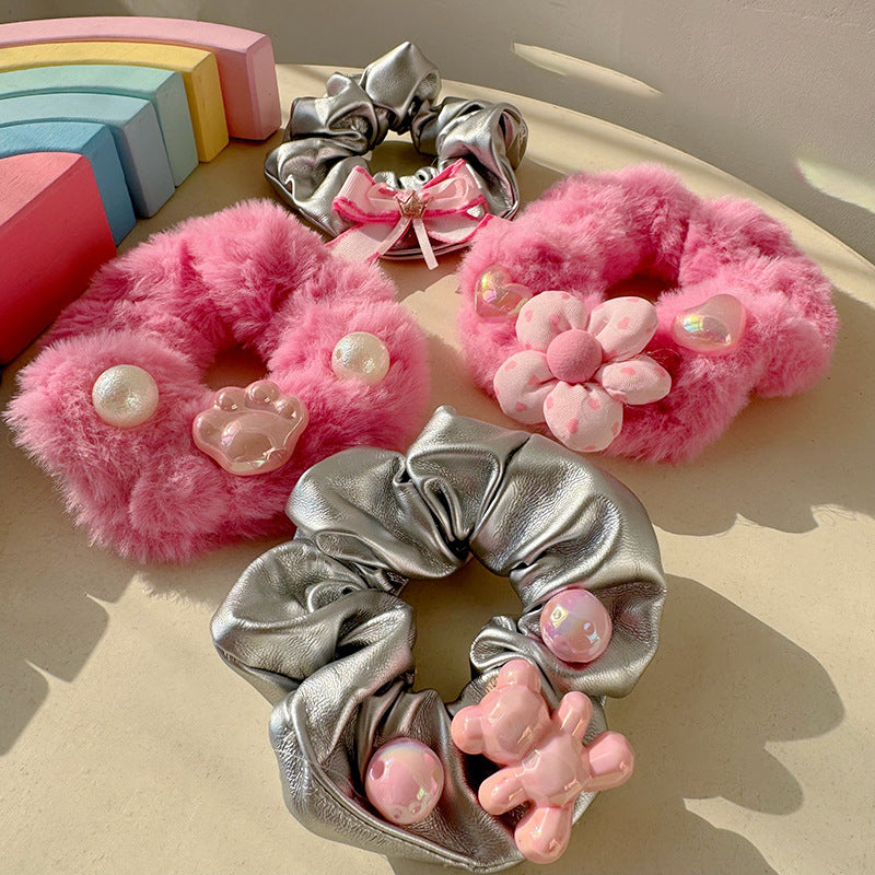 Chouchou en peluche avec un adorable ourson, un nœud et une fleur