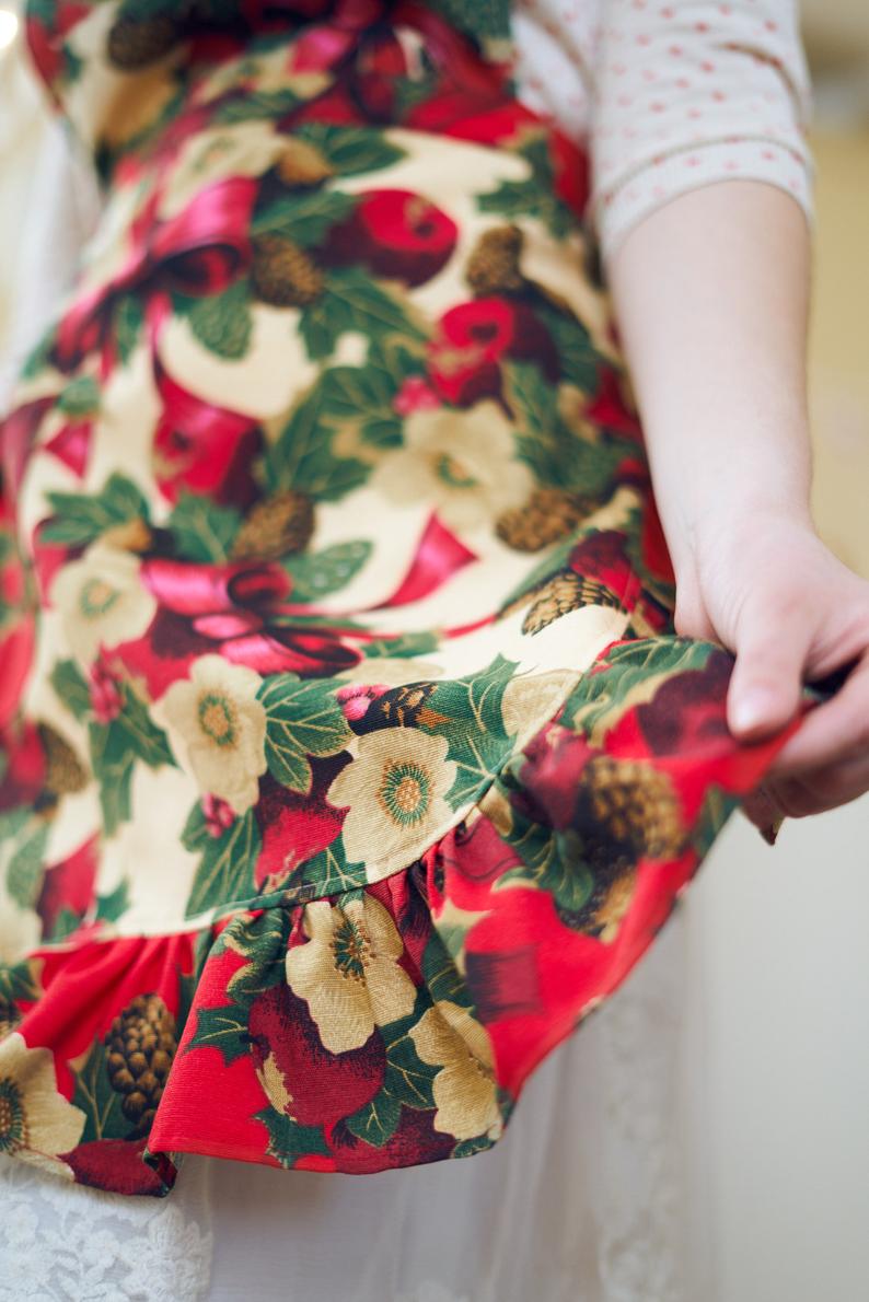 Ladies winter apron | Beige Christmas flowers