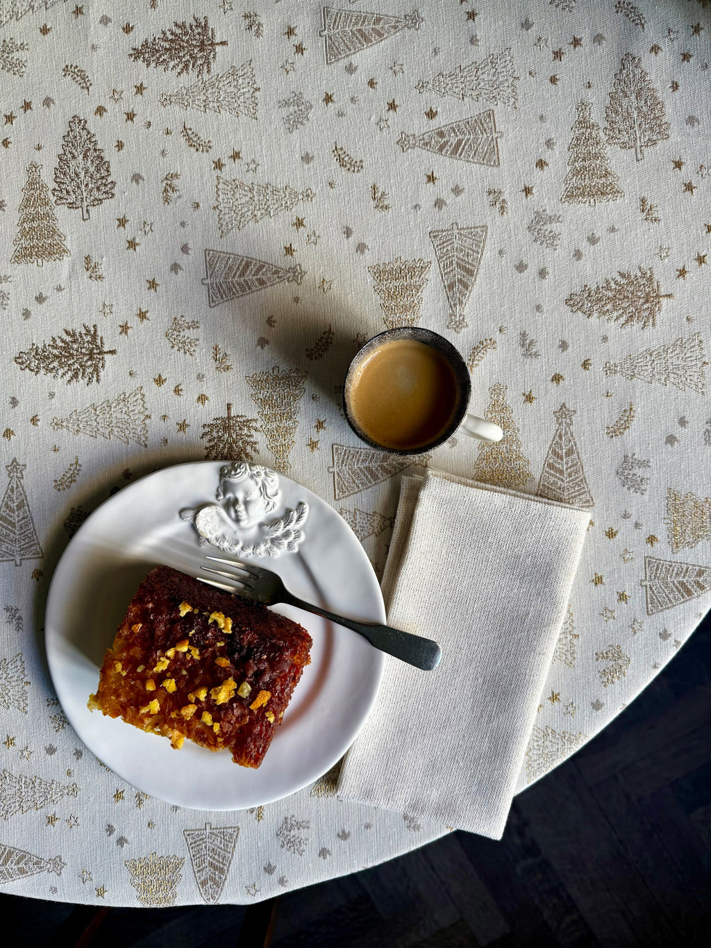 Light Christmas motive Round Tablecloth | Golden Forest