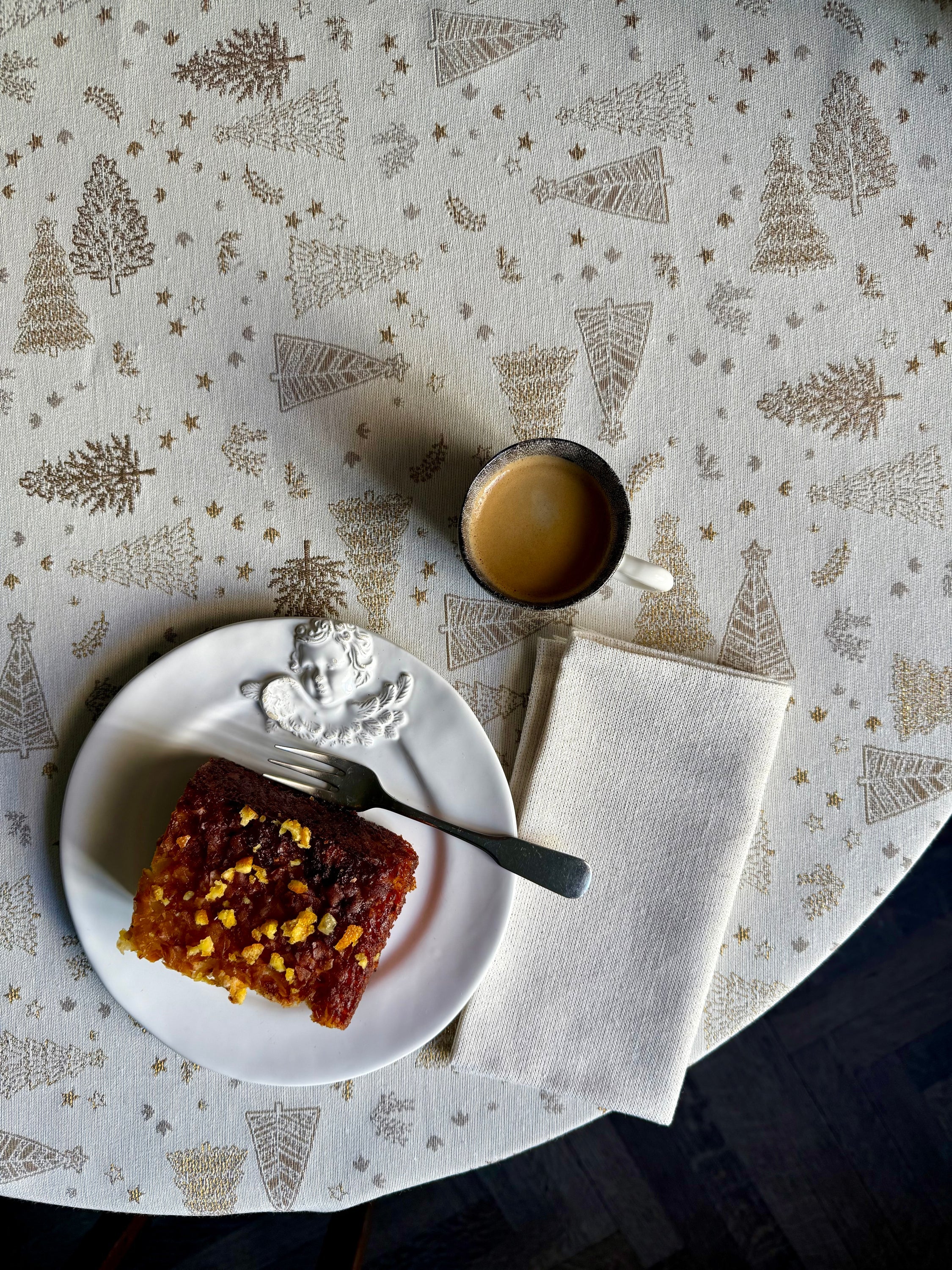 Light Christmas motive Round Tablecloth | Golden Forest
