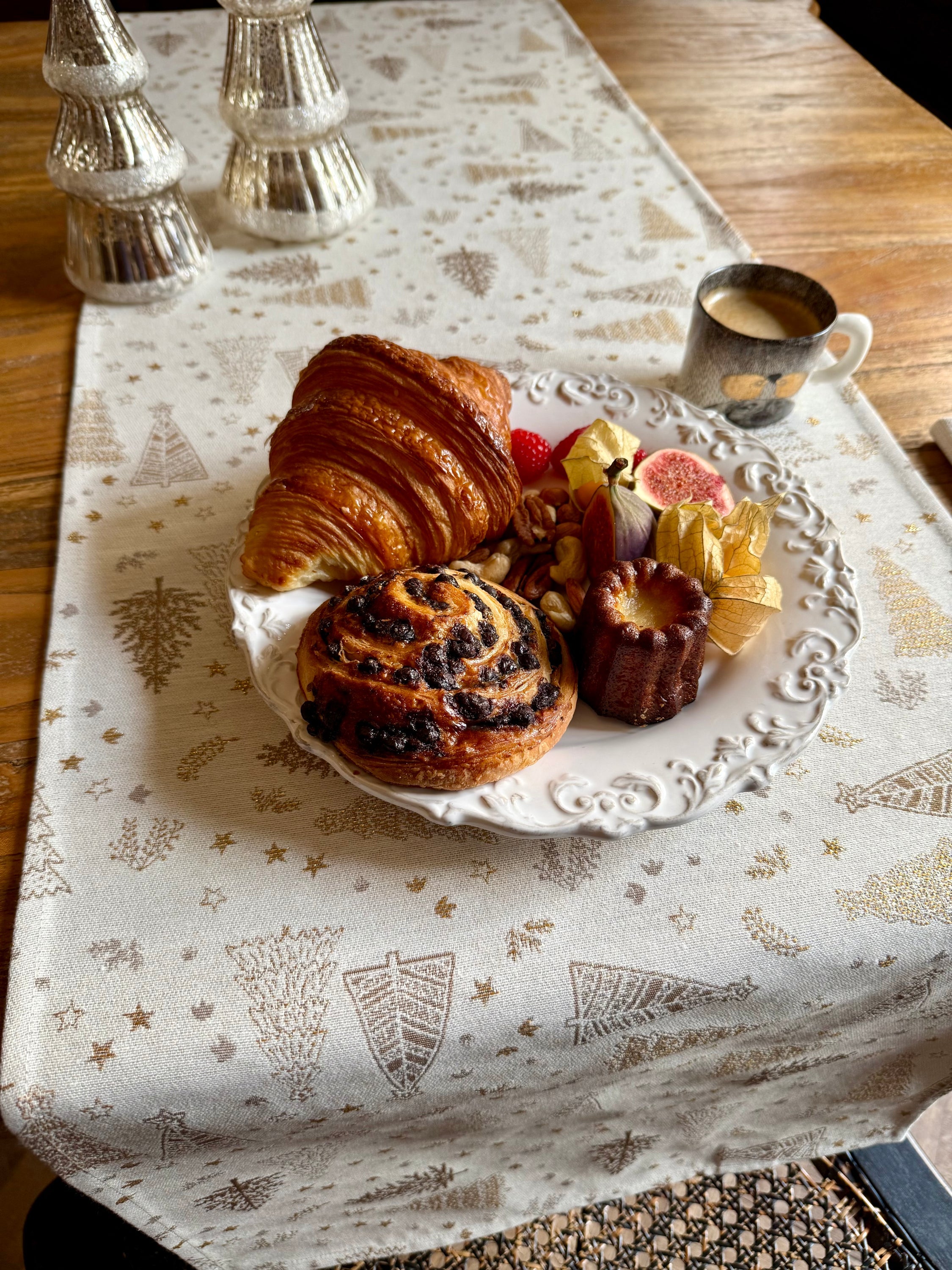 Light Christmas Table Runner, different sizes | Golden Forest