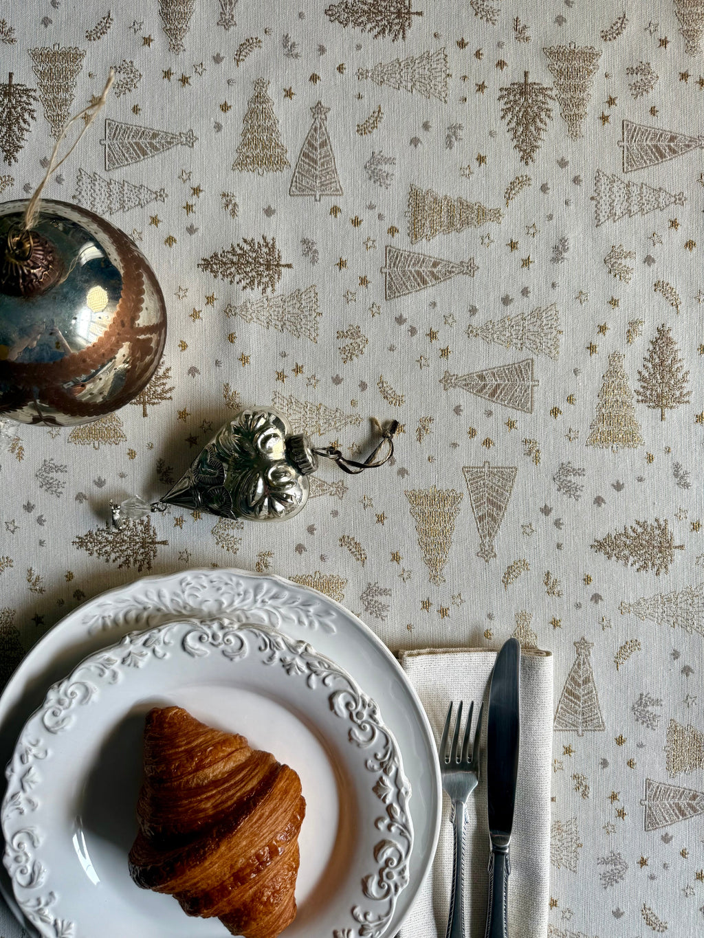 Light Christmas motive Round Tablecloth | Golden Forest